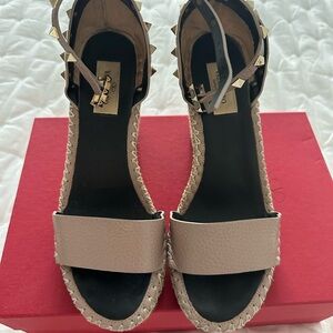 Valentino Garavani Rockstar poudre wedge.